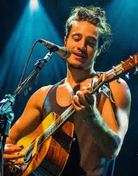 TIAGO IORC celebra os dez anos do sucesso de ´Troco Likes´ com show marcado por memória e presença em São Paulo