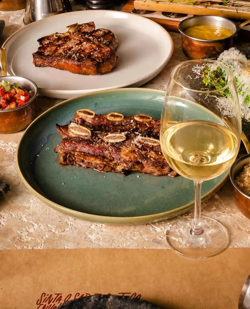 Carne na brasa combina com vinho branco, rosé e espumante? Carvão mostra possibilidades