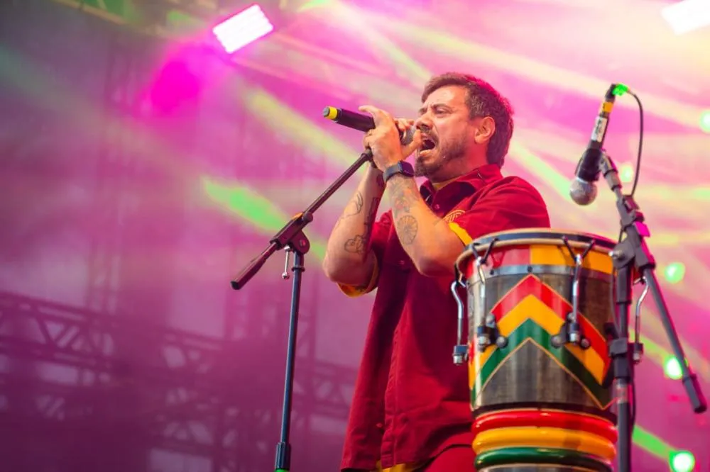 *Planta e Raiz desembarca em BH nesta sexta-feira com show da turnê “Flor de Fogo”*