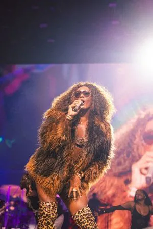 Liniker marcou noite de sábado com BYE BYE CAJU no Rio