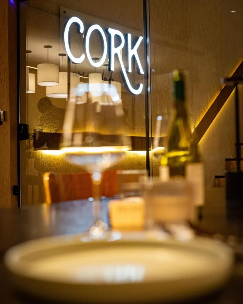 De Rioja ao Vinho do Porto: Cork Wine Lab recebe experiência com seis rótulos e menu especial