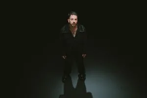 Junior abre novo ciclo com “Labirinto”, primeiro single de uma série que desembocará em EP homônimo