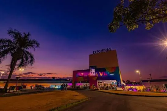 Belo Horizonte recebeu, entre os dias 29 e 31 de agosto, mais uma grande edição do Hotmart FIRE, no Expominas. O evento reuniu cerca de 8 mil pessoas de 27 países, consolidando a capital mineira como um dos principais pontos de encontro do mercado digital e da Creator Economy.