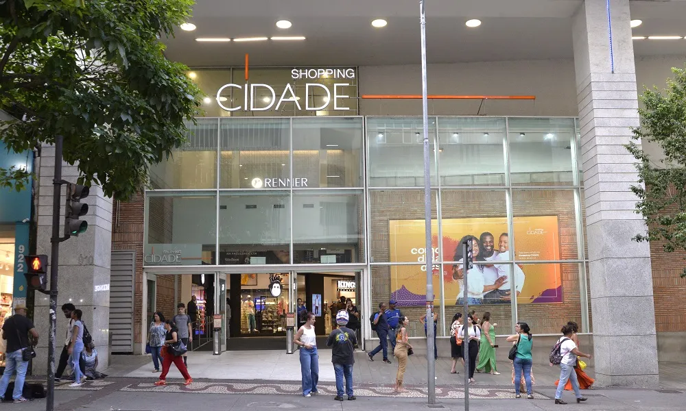 Descontos de até 70% e atrações interativas marcam liquidação no Shopping Cidade