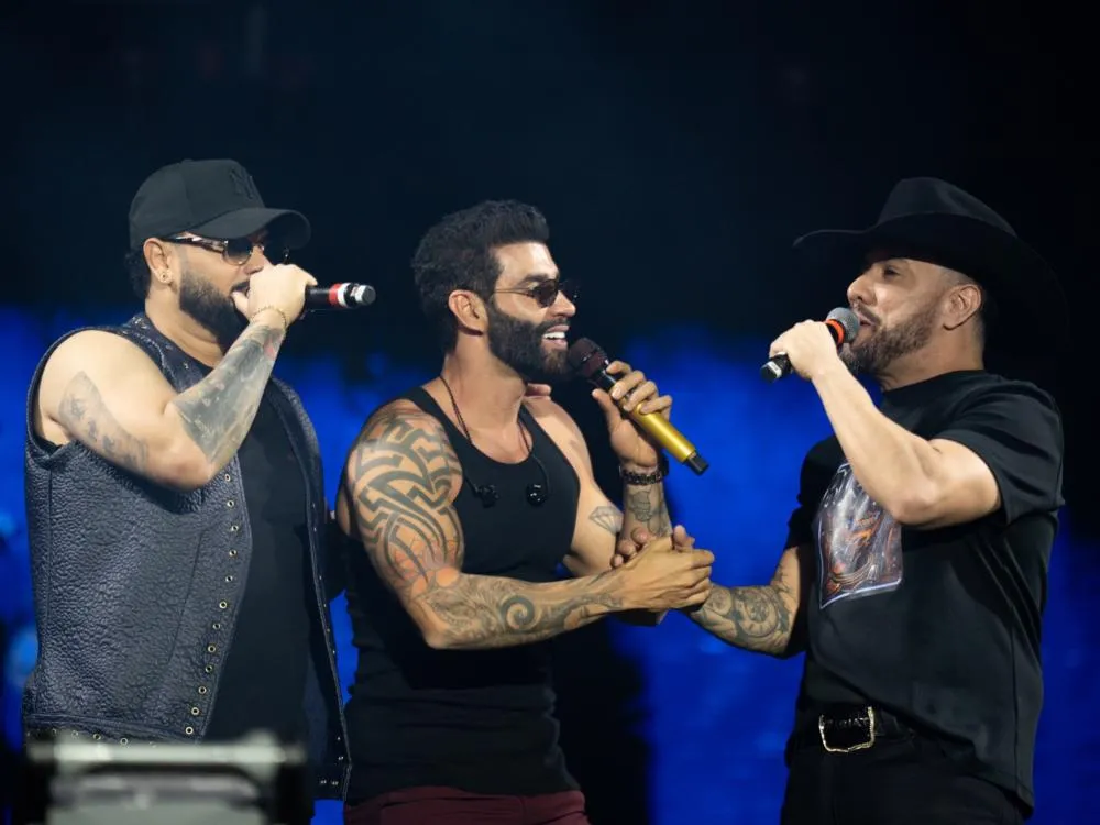 Gusttavo Lima anuncia parceria com Diego & Victor Hugo durante show no Camaru, em Uberlândia