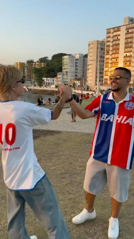 JAPONÊS KOYAMAGINJIRO É “BATIZADO” POR GUGA MEYRA COM CAMISA DO BAHIA EM SALVADOR