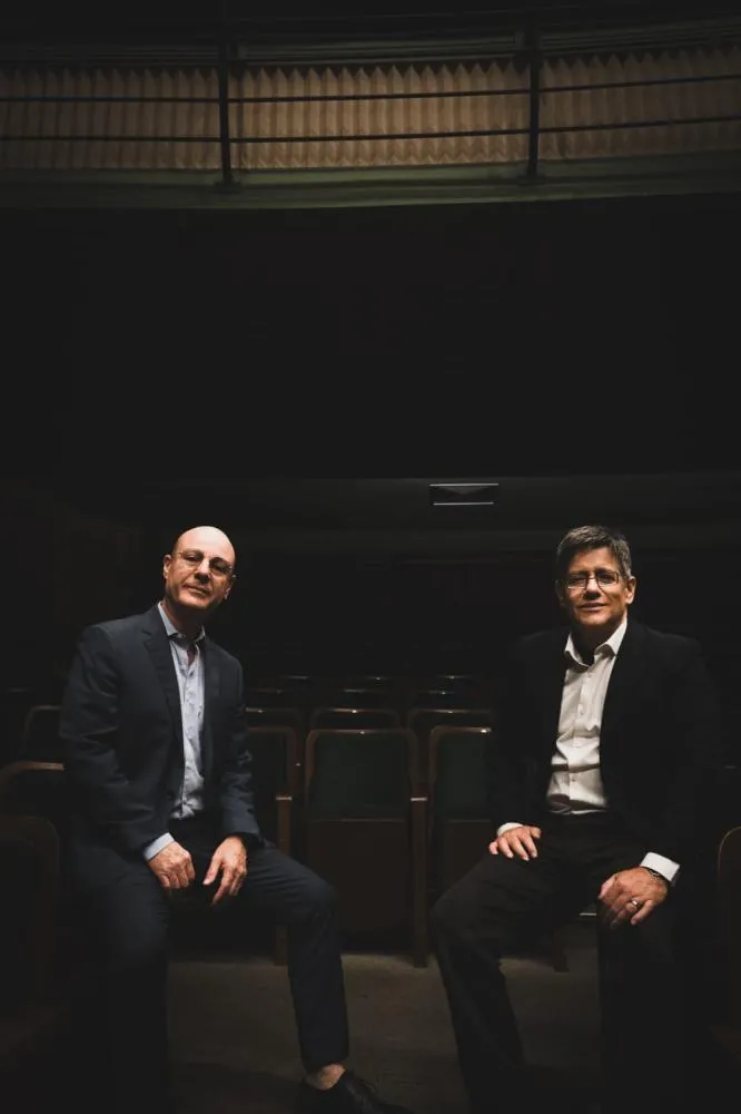 Duo Serenata canta Andrea Bocelli em espetáculo gratuito no Cine Theatro Brasil