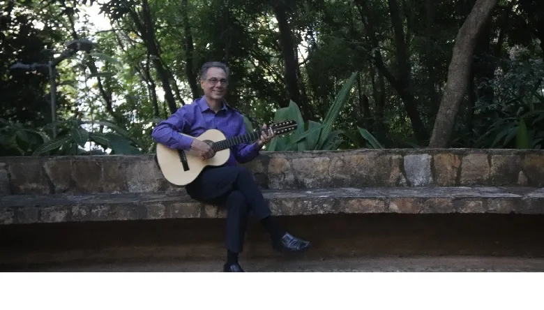 Fisioterapeuta e músico Décio Gomes celebra 65 anos com espetáculo que une música, memórias e novos sentidos para o tempo