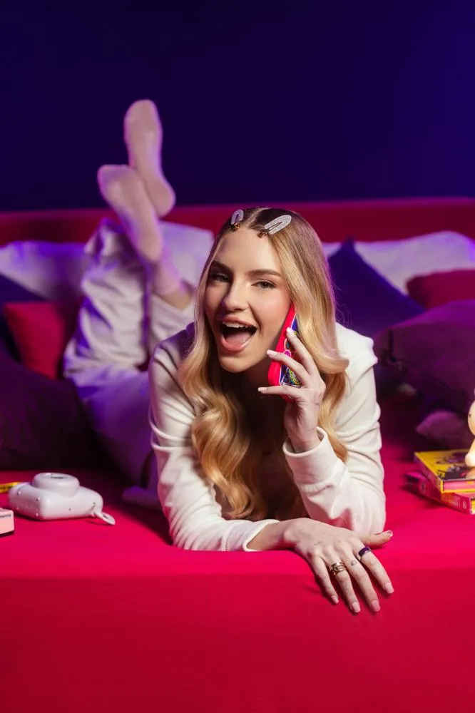 Fefe Schneider lança plano de celular com estética Y2K e 500 linhas abertas para os primeiros fãs