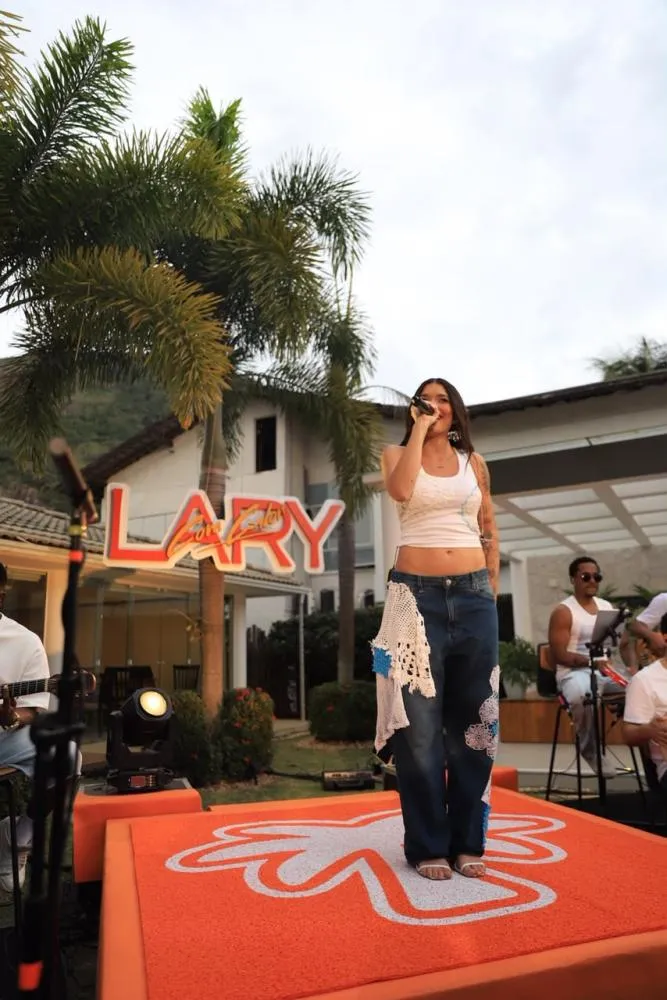 Lary leva a energia dos palcos para o audiovisual “Com Calor Niterói”
