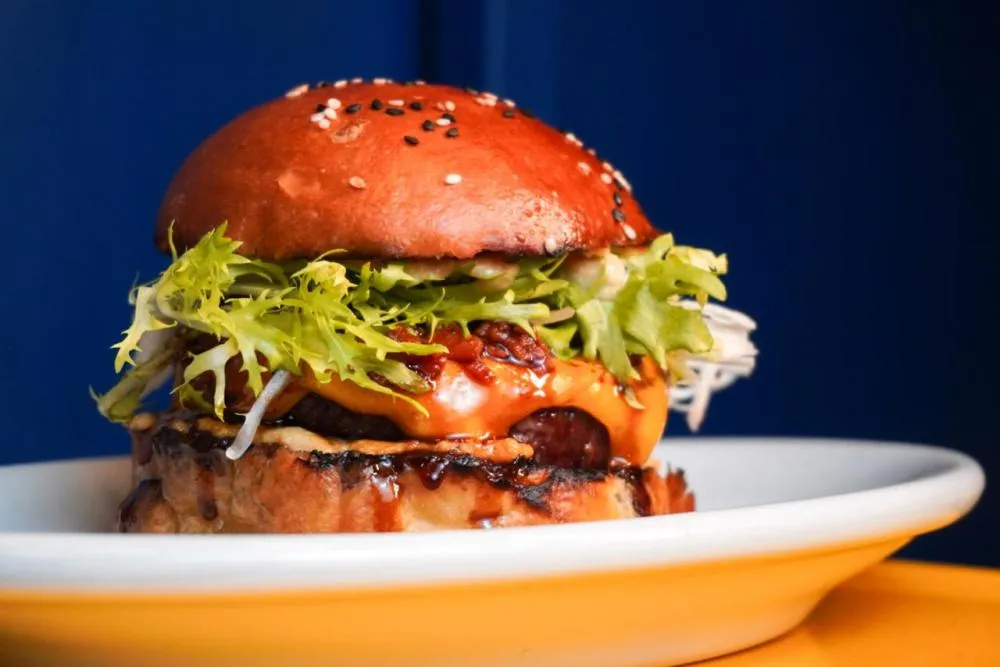 Chef Ricardo Vallari provoca o paladar com burgers inspirados na “última refeição”