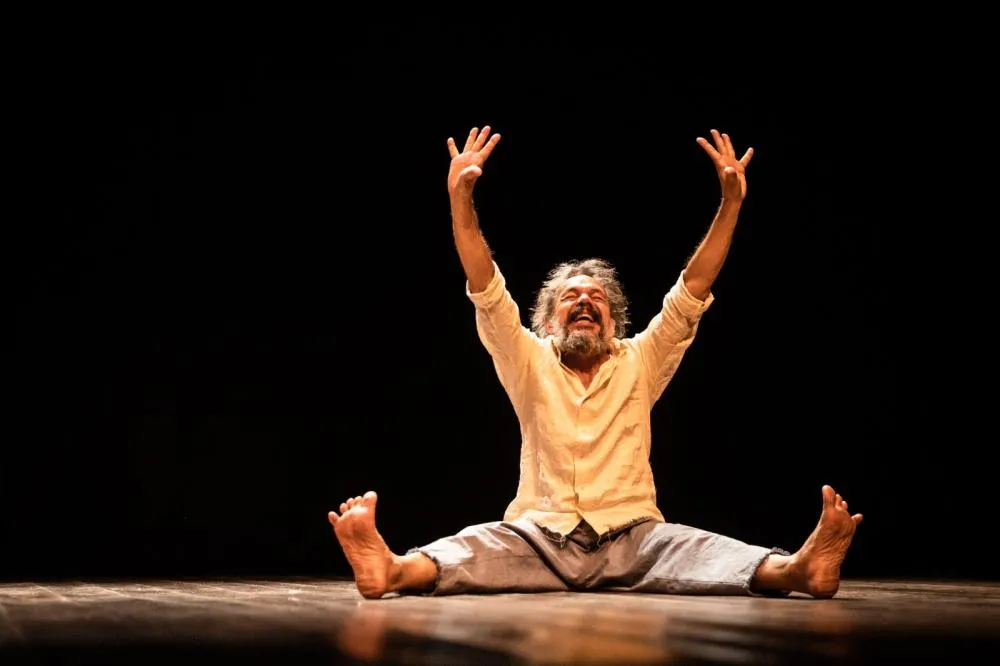 *Um dos grandes sucessos do teatro brasileiro, premiado espetáculo “A Descoberta das Américas”, com Julio Adrião, chega a Salvador para curta temporada no Teatro Sesc Casa do Comércio*