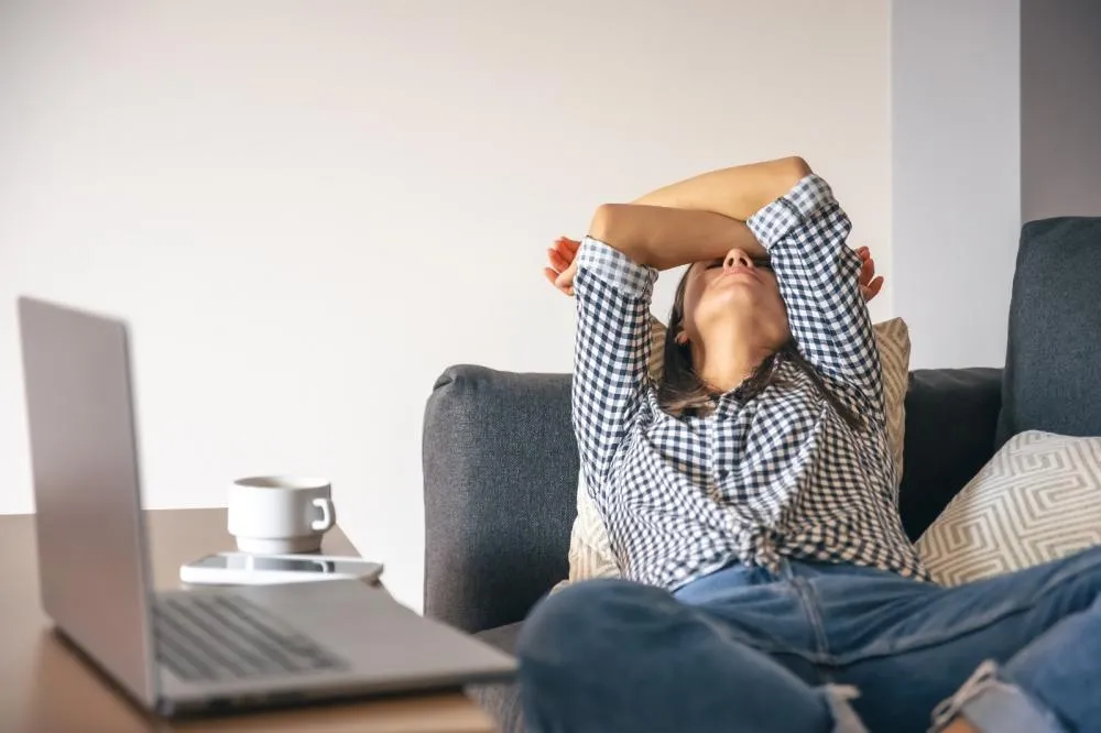 Procrastinação não é preguiça: entenda por que o cérebro prefere adiar tarefas difíceis