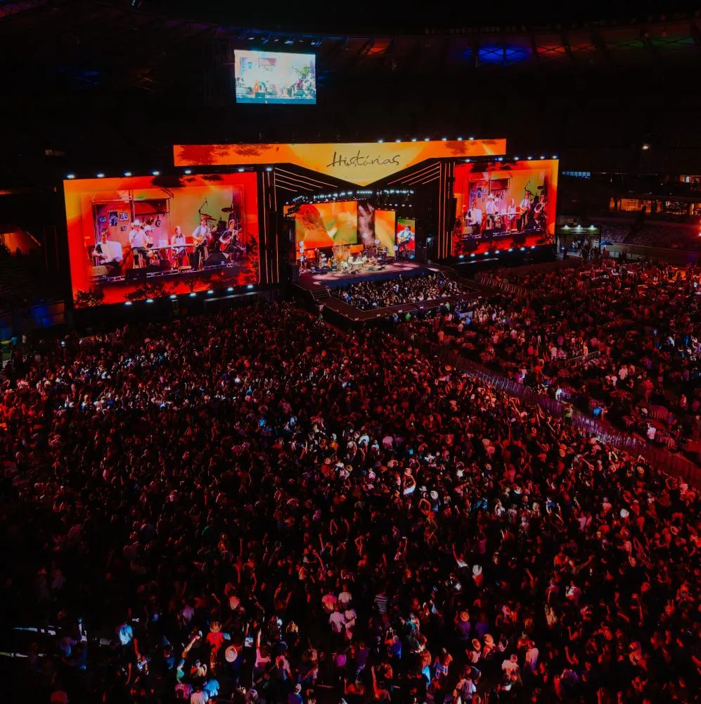 Histórias no Mineirão: ídolos sertanejos descem do palco e cantam no meio do público em BH