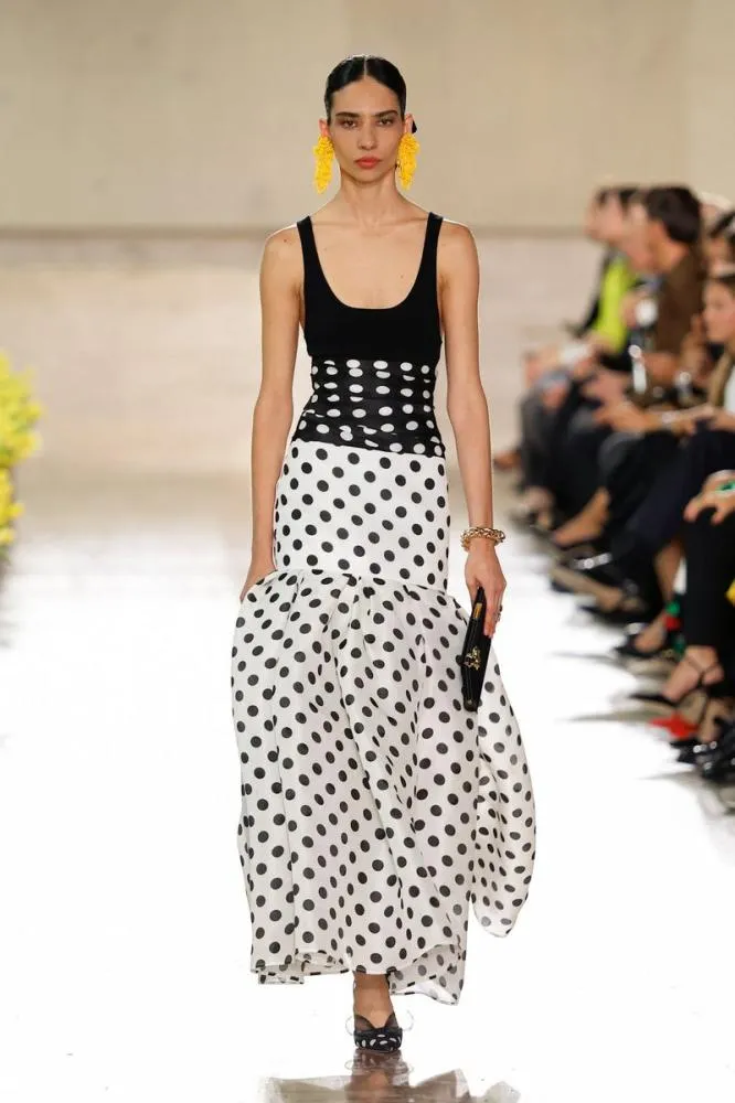 Laura Schulze abre desfile da Carolina Herrera na Semana de Moda de Nova York
