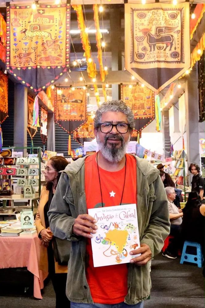 MAVIAEL MELO MARCA FORTE PRESENÇA NA BIENAL DE SP COM LANÇAMENTO DE LIVRO, BATE-PAPO COM ZECA BALEIRO E MUITO MAIS* 