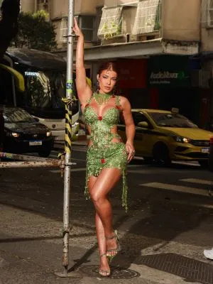 Jaquelline Grohalski é musa da Grande Rio pelo segundo ano consecutivo e usa figurino exclusivo com a identidade da escola para coroação de Anitta