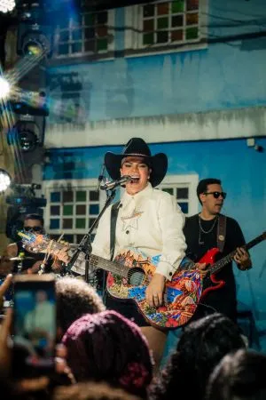 Paula Mattos reúne multidão no Largo da Saúde e celebra noite histórica com gravação de novo DVD