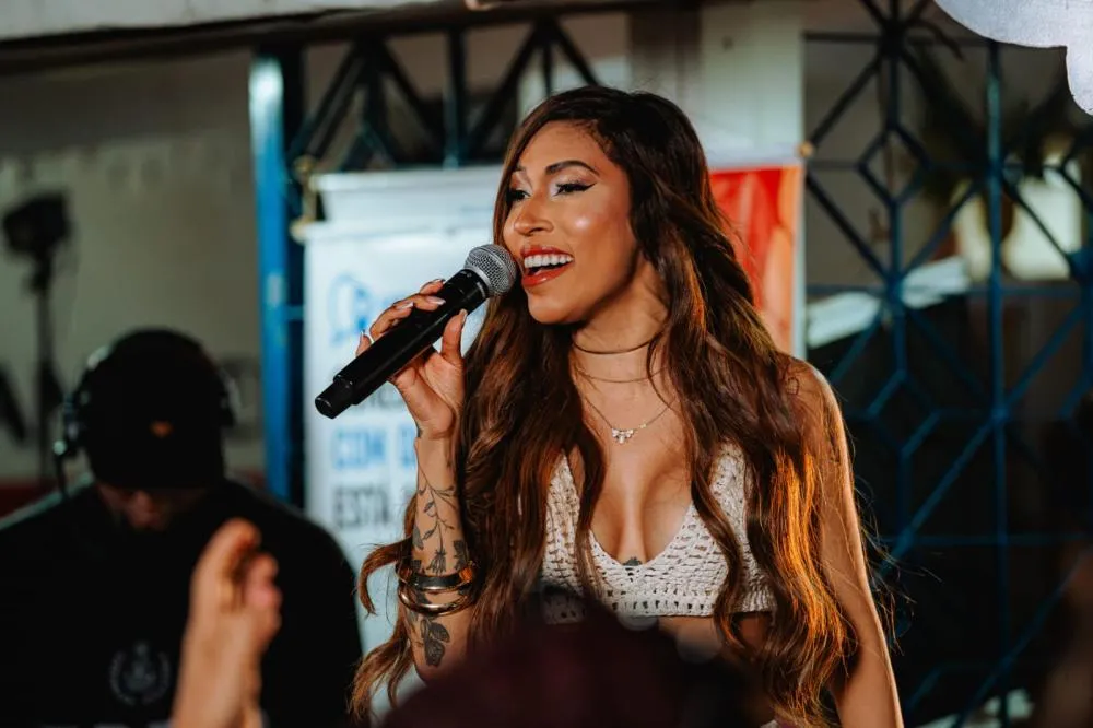 Simone Morena celebra sucesso de novo audiovisual, que ultrapassa 250 mil visualizações no YouTube