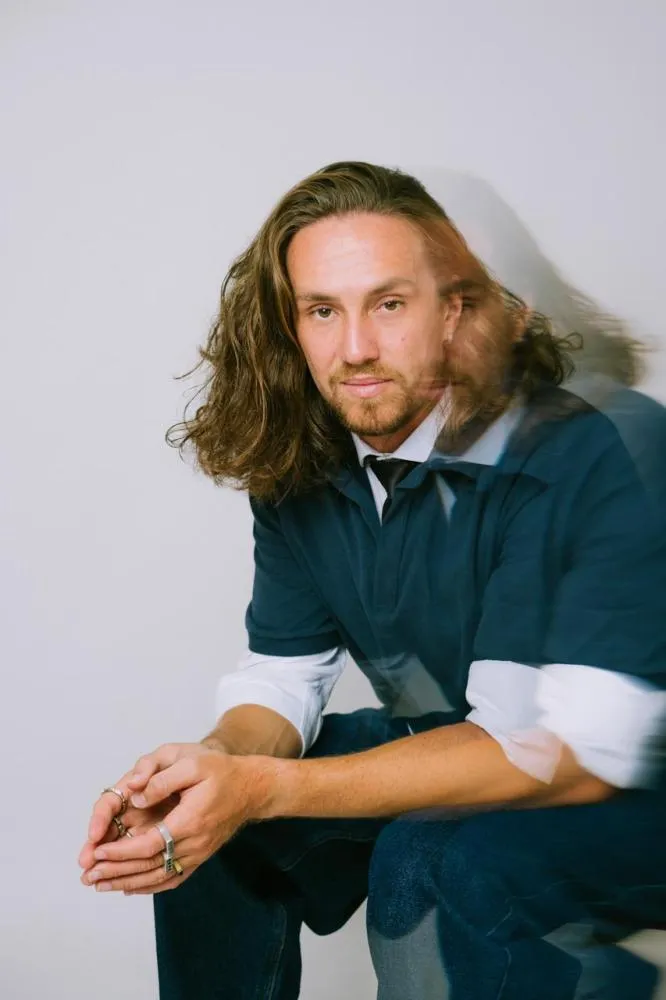 Vitor Kley traz show inédito a BH, “Sozinho e Bem Acompanhado: Voz, Violão e Vocês”, no dia 07 de dezembro, no Minascentro