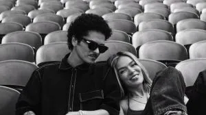 Karol G e Bruno Mars repetem parceria de sucesso e lançam “Dance With Me”