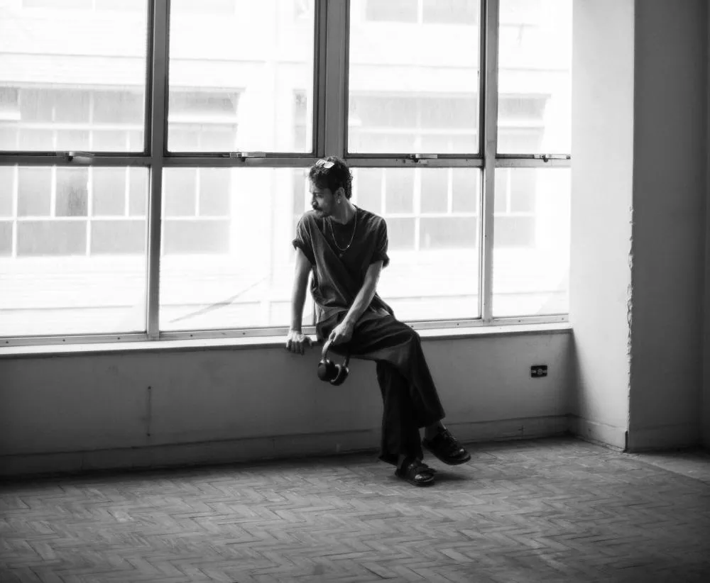 Aquele Jon encerra ciclo de singles antes de seu novo álbum com “Arte”, música sobre amor, arte e as incertezas da vida