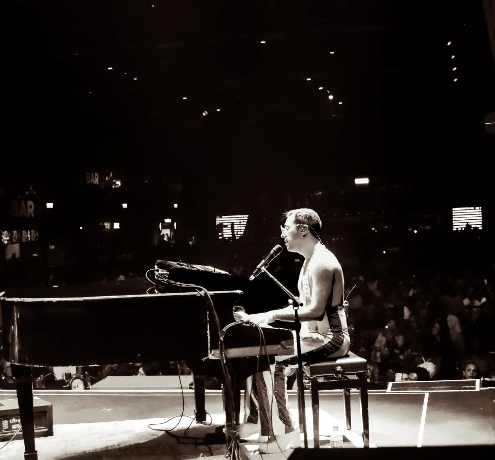 Rafael Dentini canta Elton John em espetáculo que celebra grandes clássicos da carreira do artista