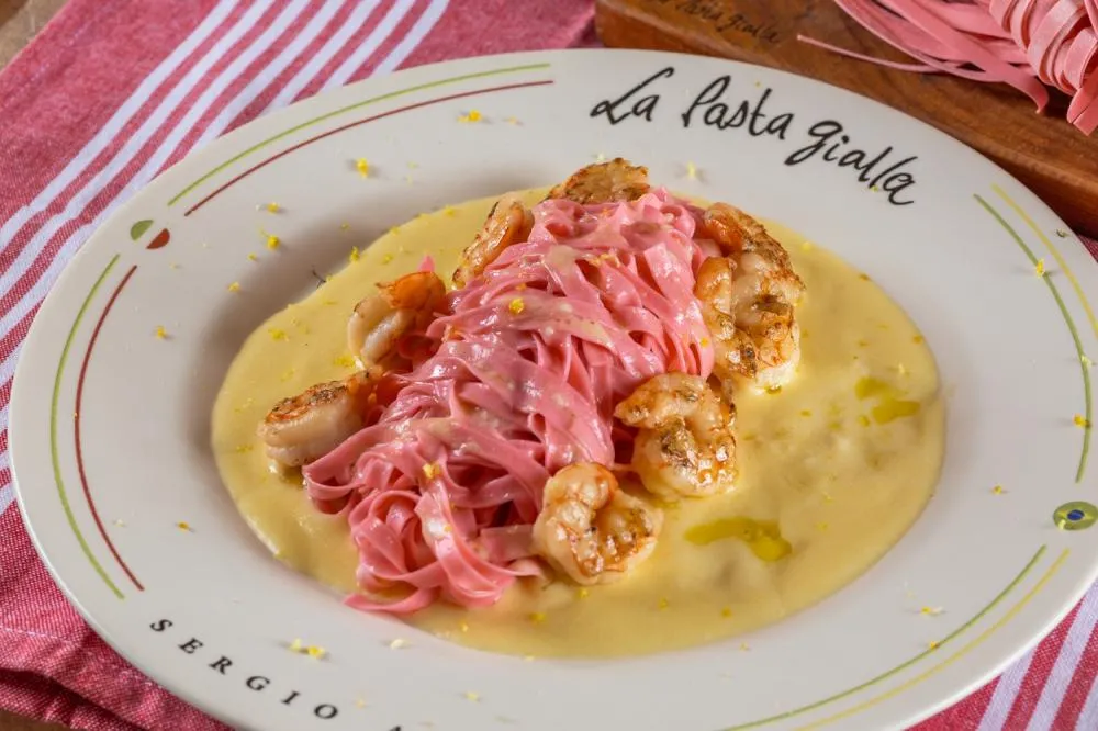 La Pasta Gialla participa da Restaurant Week com massas coloridas criadas para o Outubro Rosa