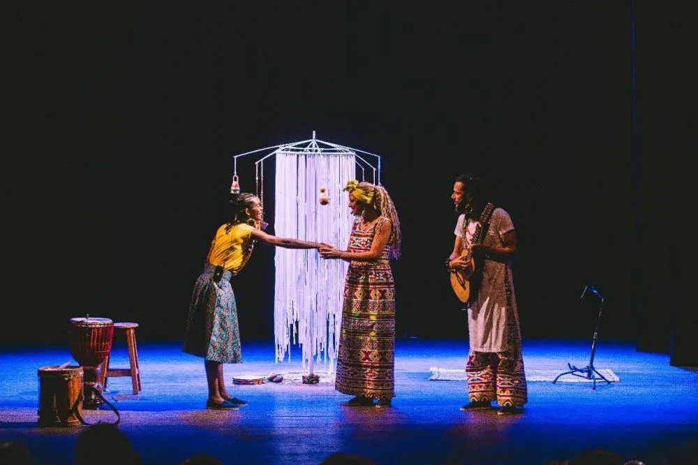 O espetáculo “Afrozinha e o Baobá” celebra ancestralidade e cultura afro-brasileira em temporada em Belo Horizonte