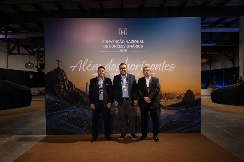 Na esquerda: Júlio Laguna, gerente comercial da Banzai Honda. Ao meio: Felipe Leal, vice-presidente de vendas da Banzai Honda. Na direita: Carlos Henrique Polastri, gerente comercial da Banzai - Créditos Mateus Pereira Fotografia