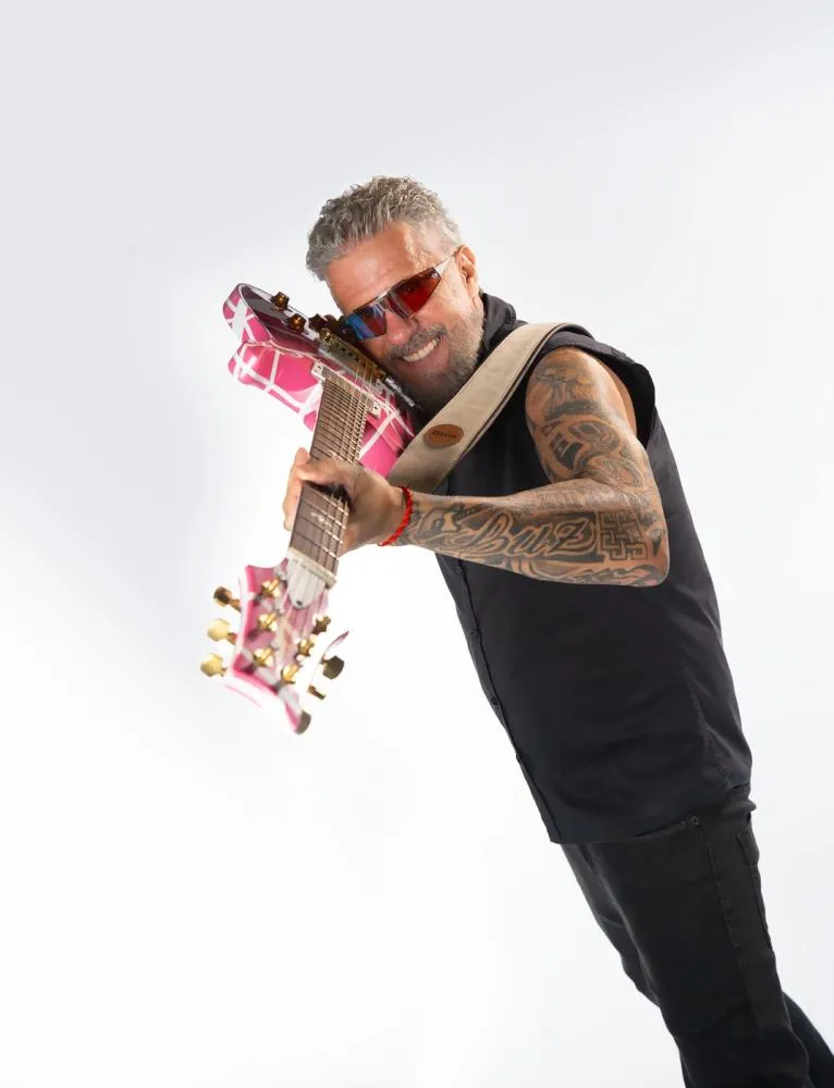 Tuca Fernandes anuncia audiovisual para celebrar 15 anos de carreira solo