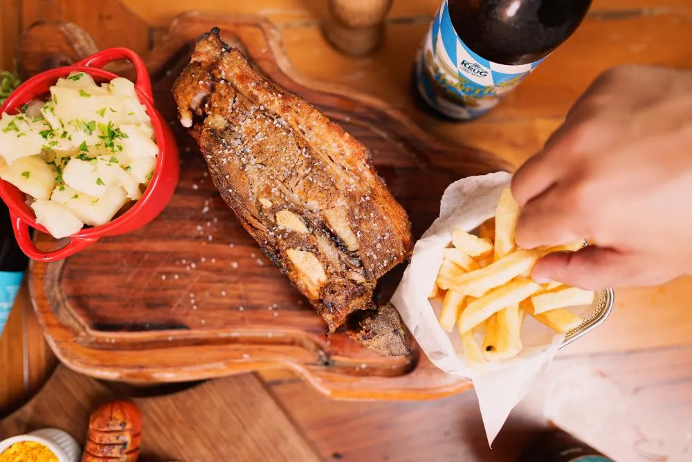 Tradição germânica com alma mineira: Krug Bier lança edição 2026 da cerveja sazonal em celebração à Oktoberfest