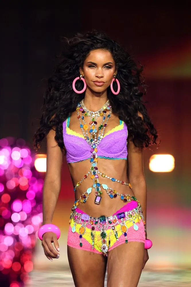 Daiane Sodré volta a brilhar na passarela da Victoria’s Secret