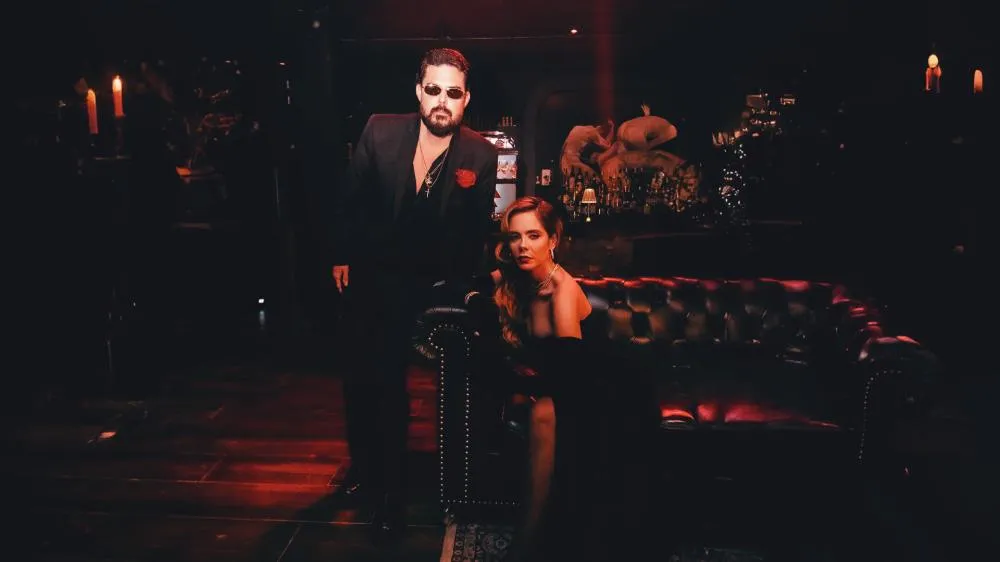 Kart Love lança “OMO” com Mariana Fagundes em música que transforma fim de relacionamento em ‘faxina emocional’