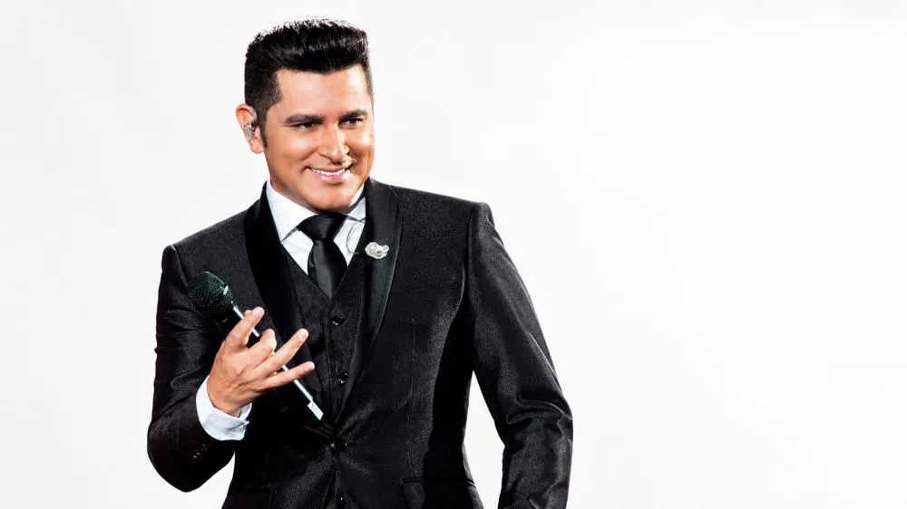 Léo Magalhães apresenta sucessos da carreira na Grande BH