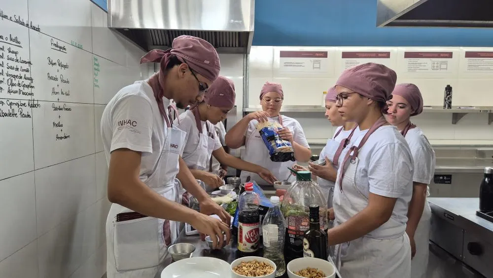 Aula prática na cozinha do INHAC - Foto Camila Dornelles