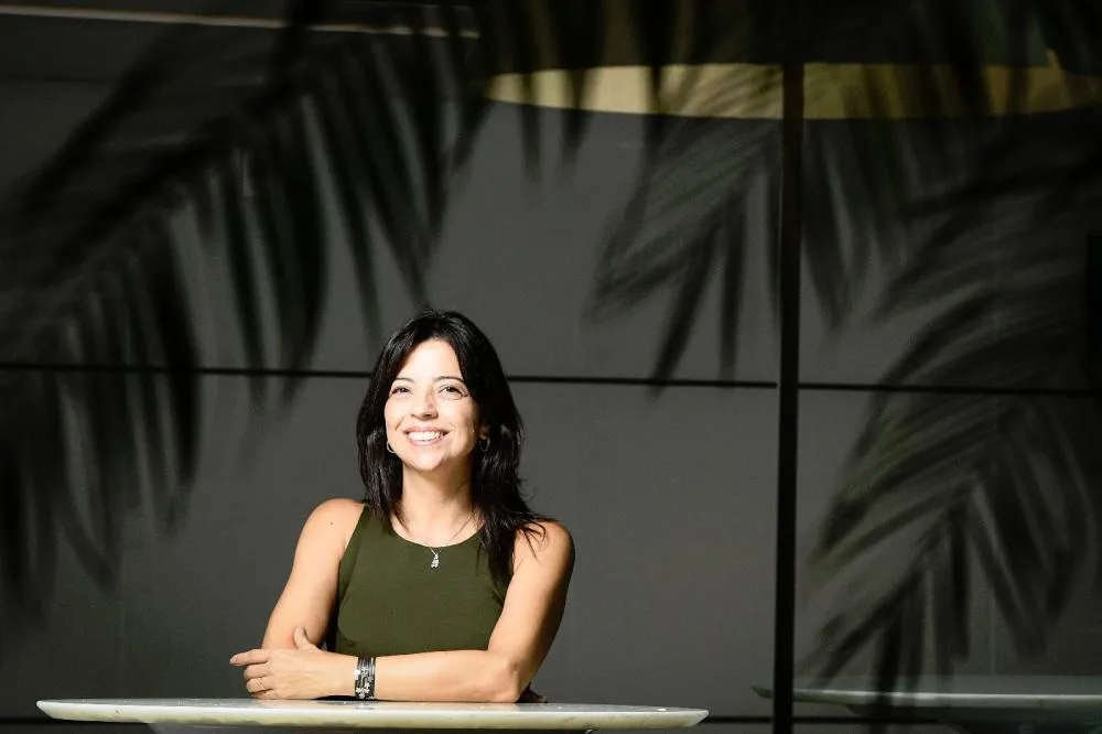 Isabel Clemente lança sua primeira antologia de crônicas e ensaios sobre escrita criativa em São Paulo, Rio de Janeiro e Brasília