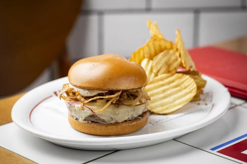 Fiado Santê lança projeto Fiado Burger com cardápio artesanal assinado pelo premiado Chef Djalma Victor