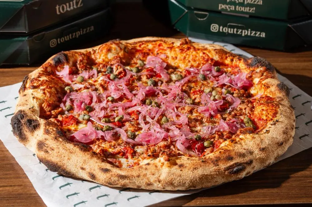 outz Pizza explora contraste de sabores em lançamento que mescla atum com alcaparras
