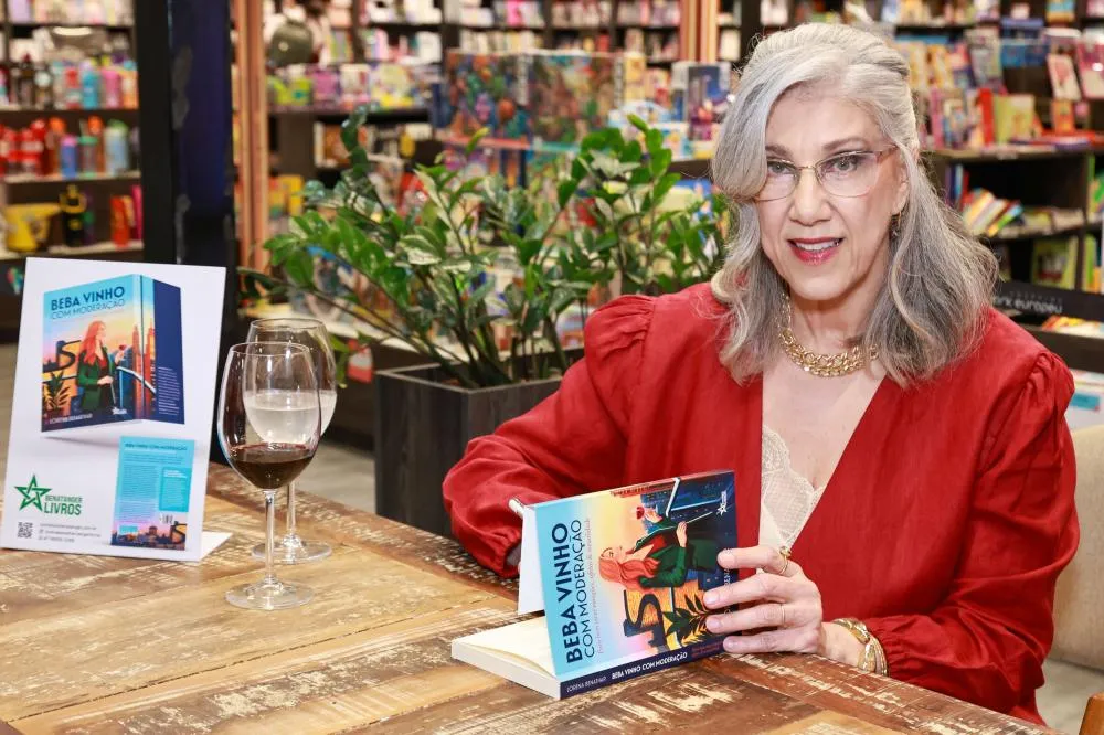 Literatura e vinho se encontram em evento com a escritora Lorena Benathar, em Blumenau, no dia 12/11