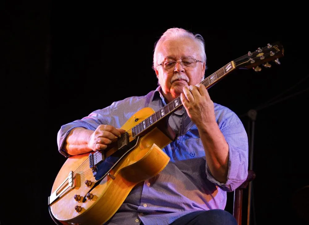 Violonista e guitarrista Celso Moreira apresenta show gratuito na Fundação de Educação Artística neste sábado