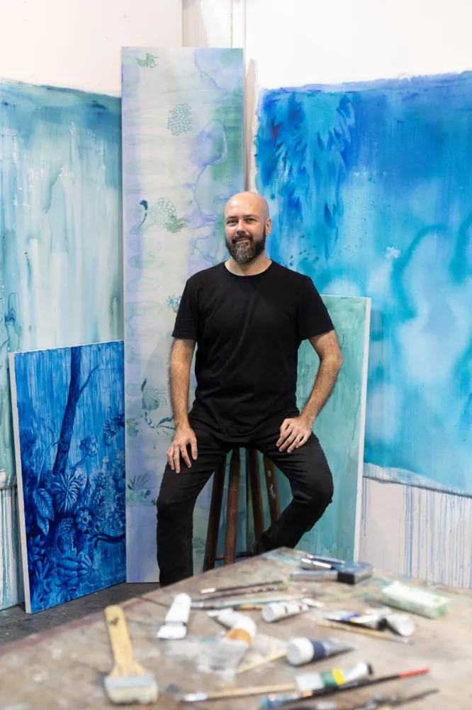 Pedro Varela recebe a exposição “Vertido” com pinturas inéditas que transformam memória e paisagem em ambientes de imersão
